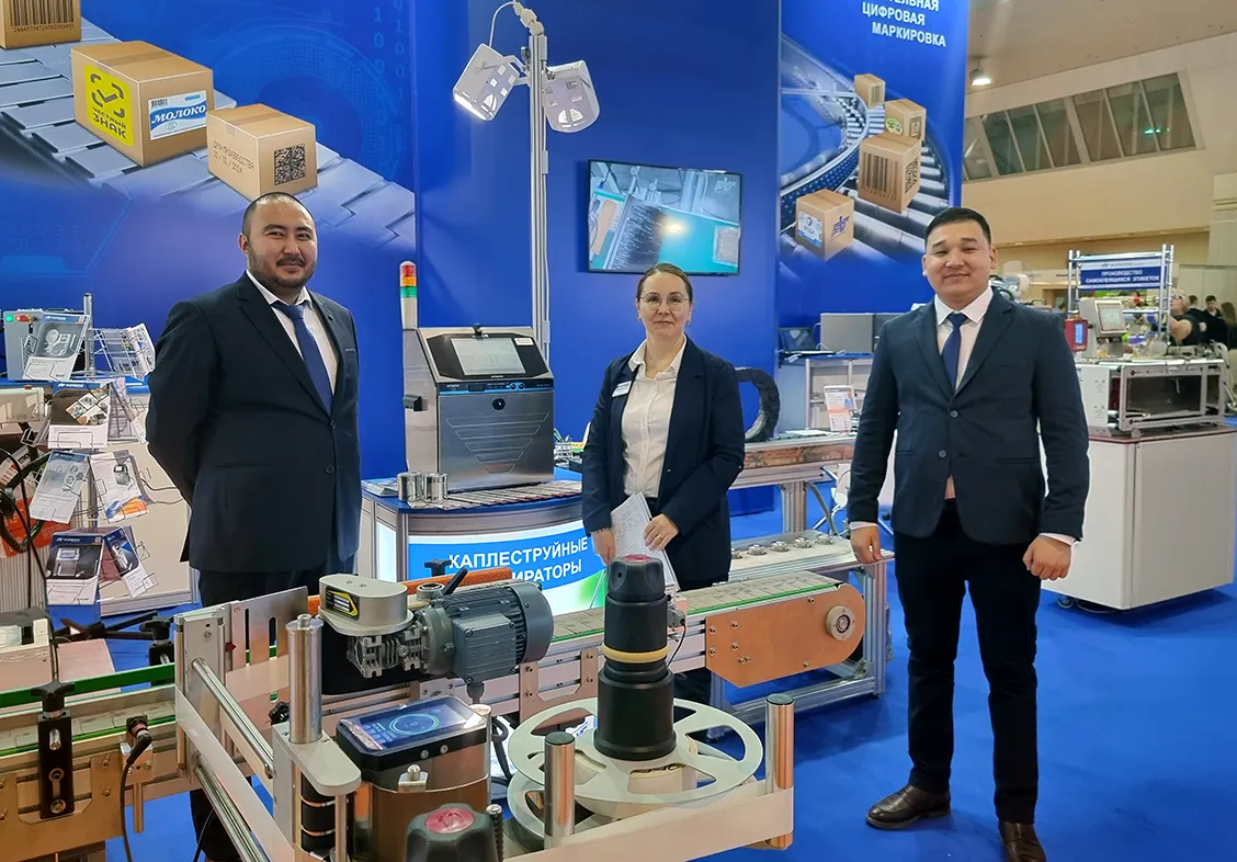 Представители Форинтек-Азия у стенда с оборудованием