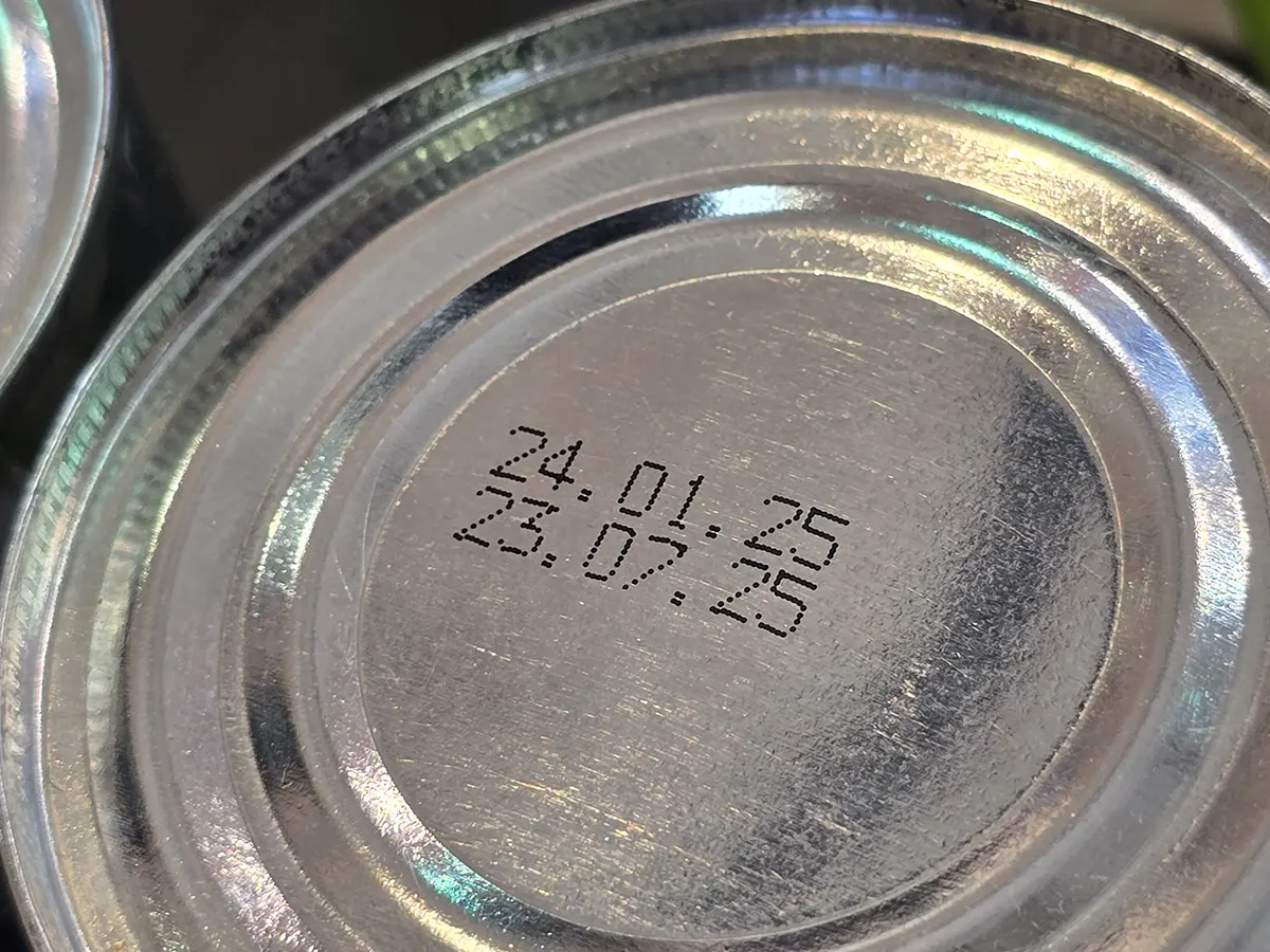 Маркировка даты и смены на металлической крышке банки принтером Saturn K710