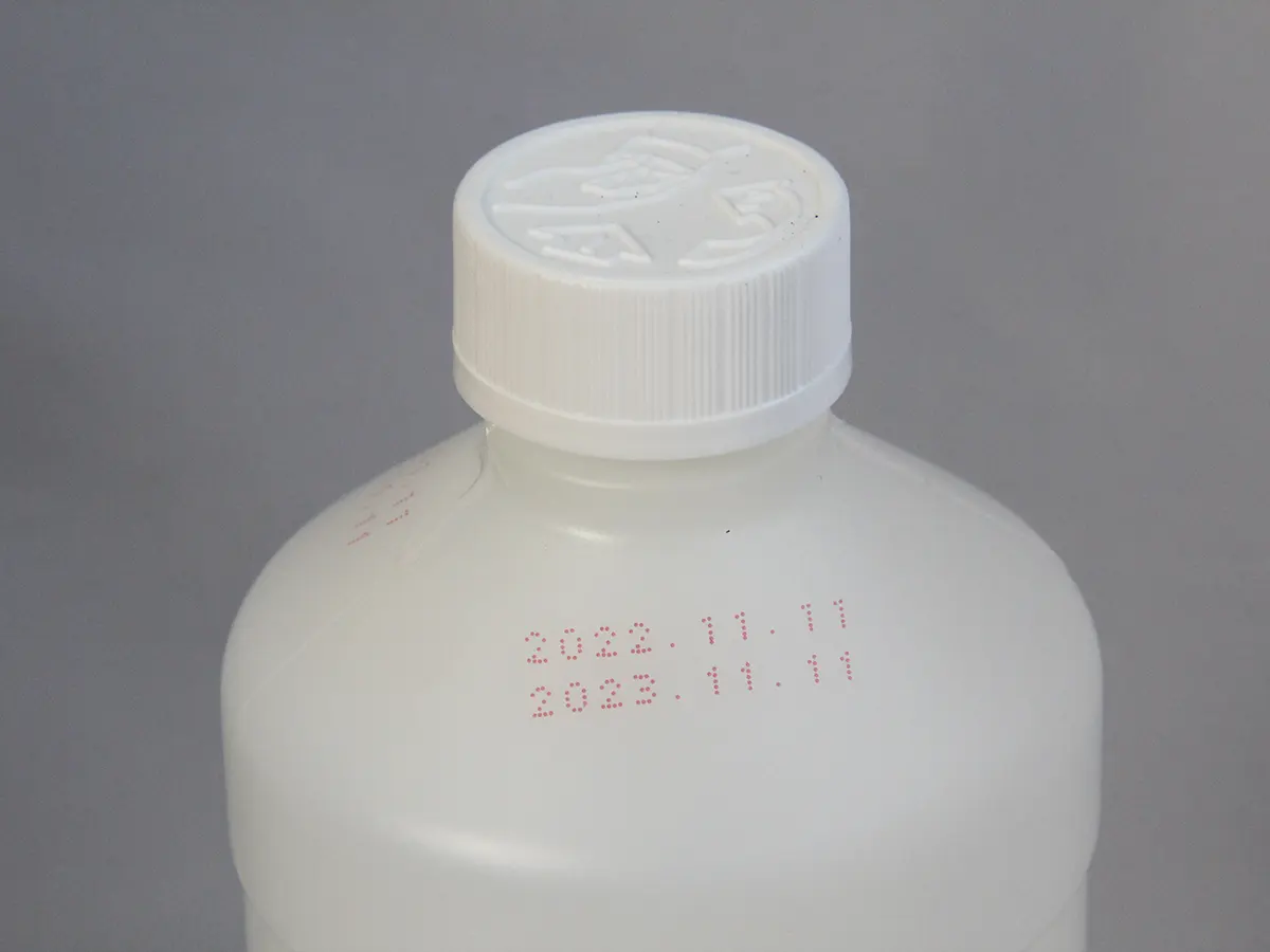 Маркировка красными чернилами на пластиковой бутылке принтером Saturn K710