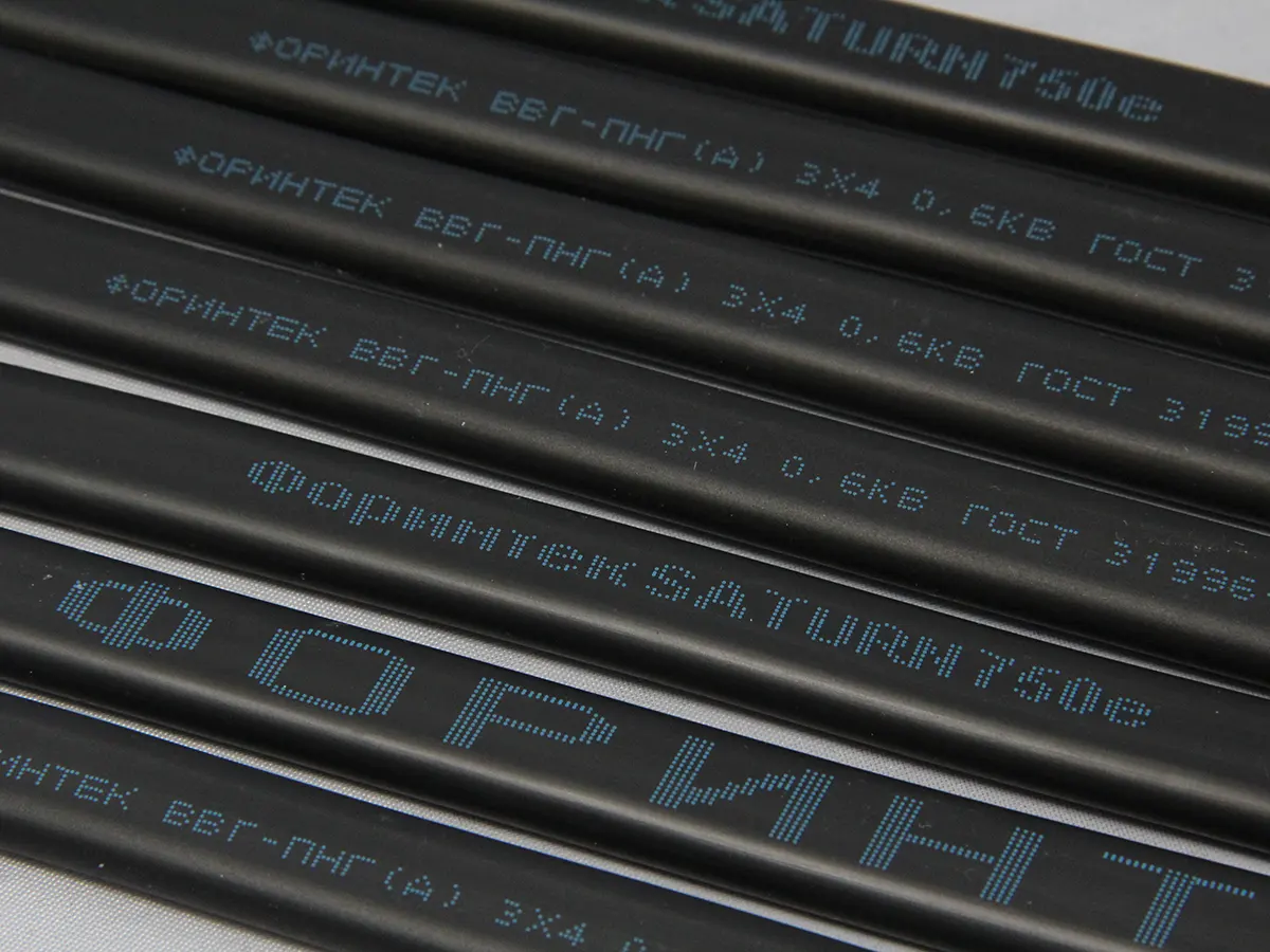 Печать серийного номера на чёрном кабеле синими чернилами принтером Saturn K750