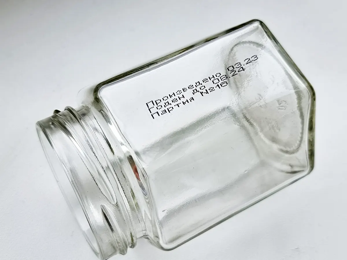 Маркировка даты и партии на стеклянной банке принтером Welljets W5600