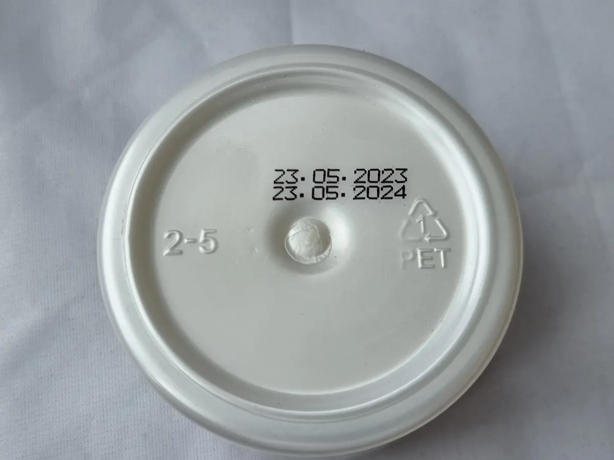 Маркировка даты и срока годности на пластиковой крышке принтером Welljets W5600