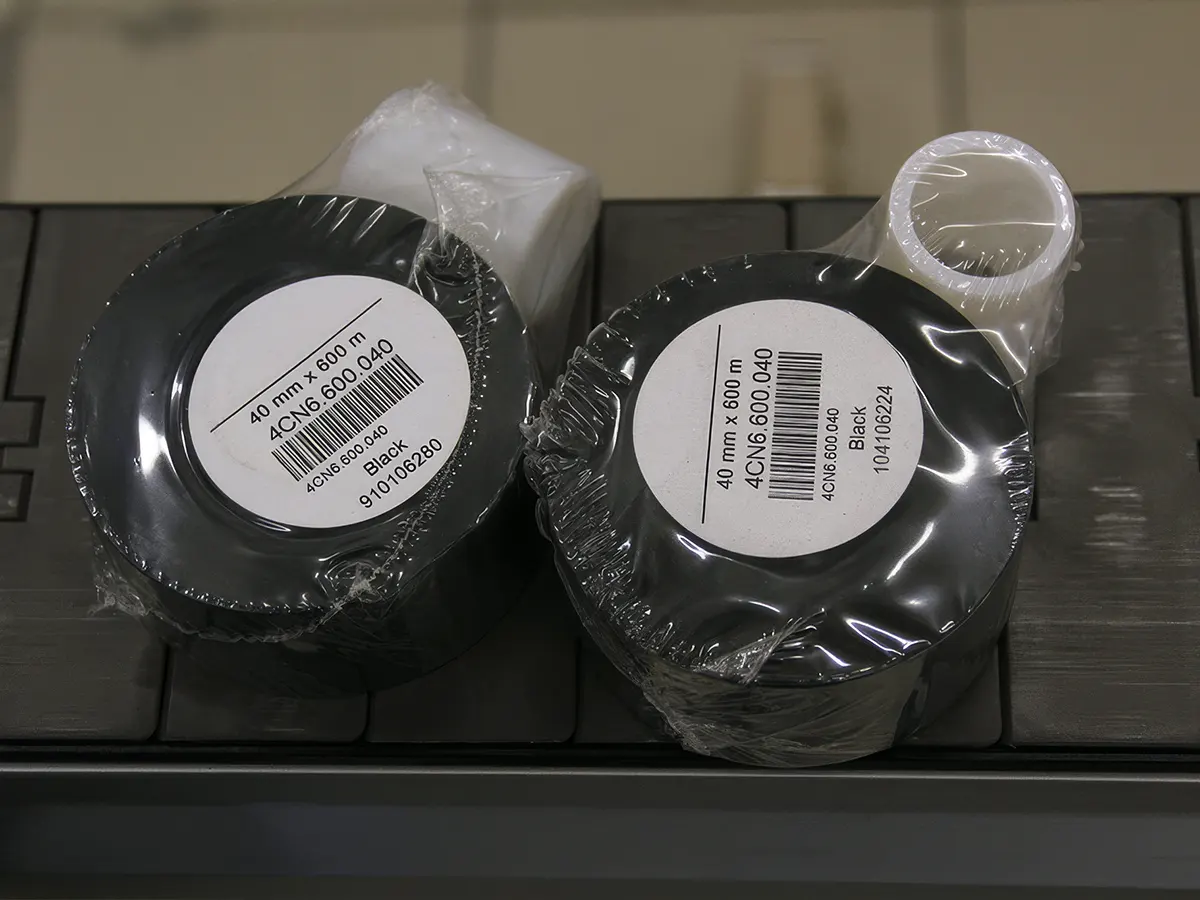 Novexx — 1-позиционное верхнее нанесение этикетки на гибкую упаковку на конвейерной линии