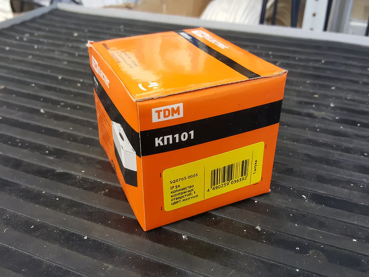 Novexx — 1-позиционное боковое нанесение этикетки на картонную коробку на конвейерной линии