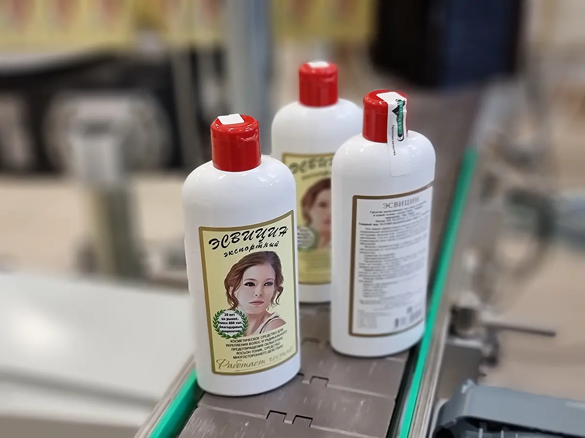 Трёхпозиционное этикетирование: две боковые этикетки и верхняя контрэтикетка на бутылочке