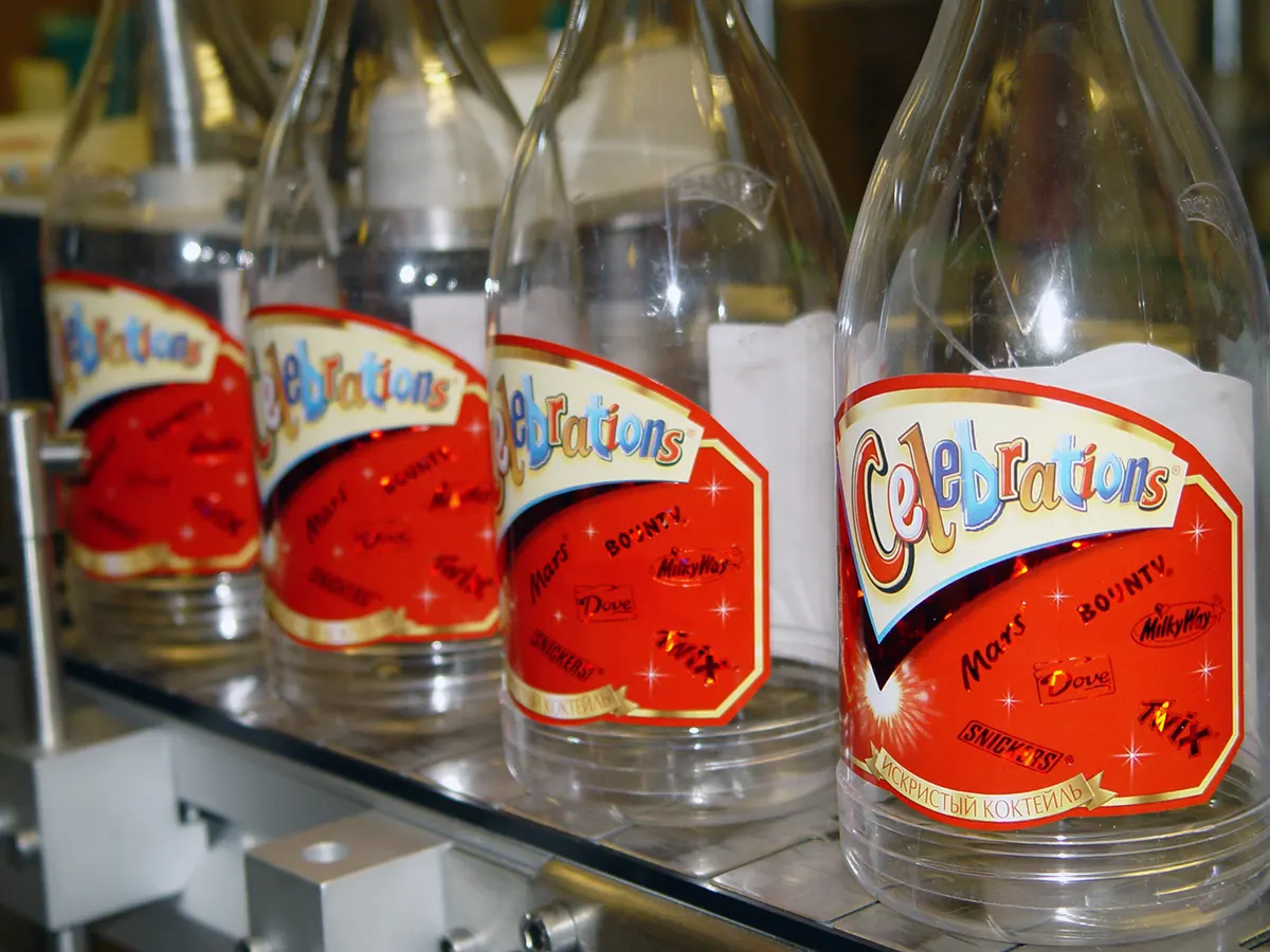 Двухстороннее боковое этикетирование бутылок на автоматической этикетировочной машине NOVEXX Solutions