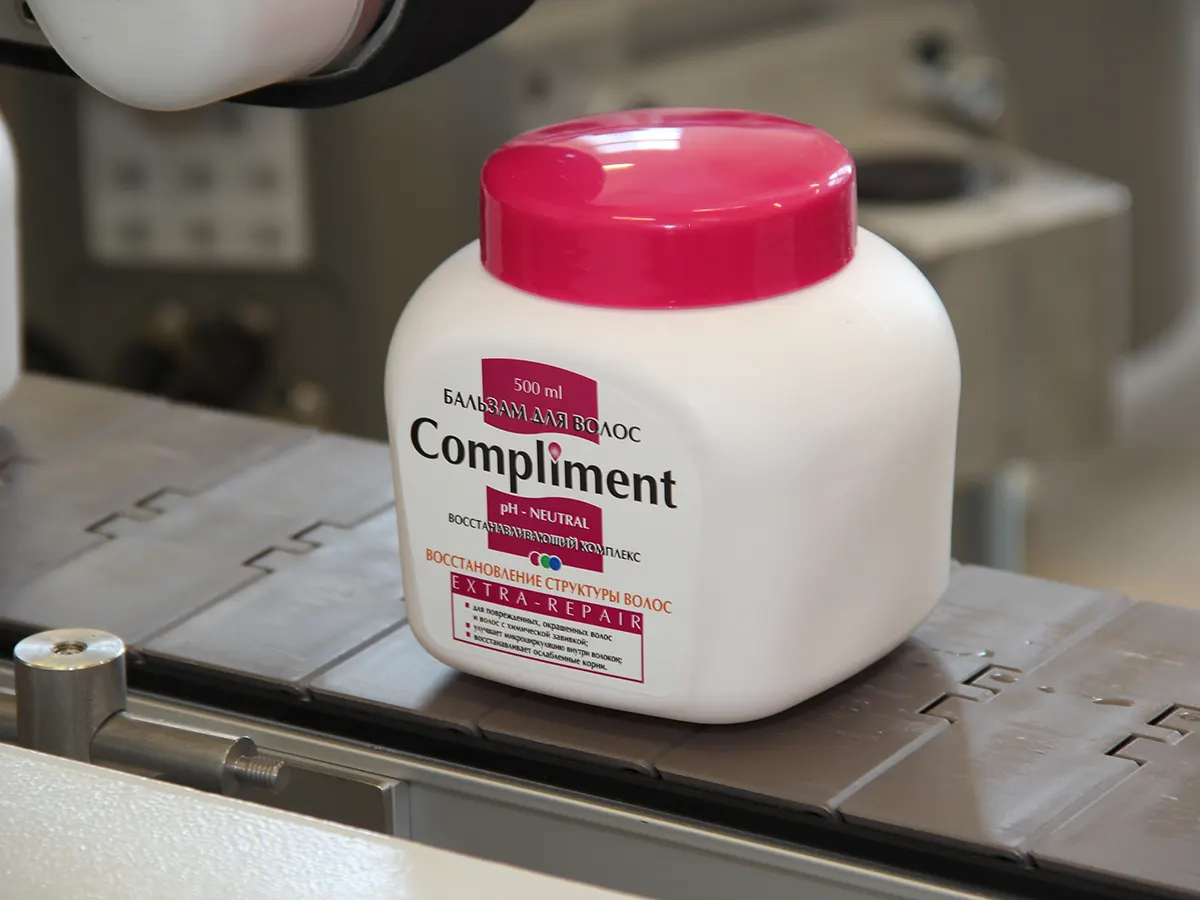 Novexx — боковое нанесение этикетки на пластиковую банку на конвейерной линии