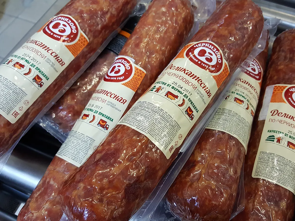 Novexx — верхнее нанесение самоклеящейся этикетки на колбасные батоны в автоматическом режиме