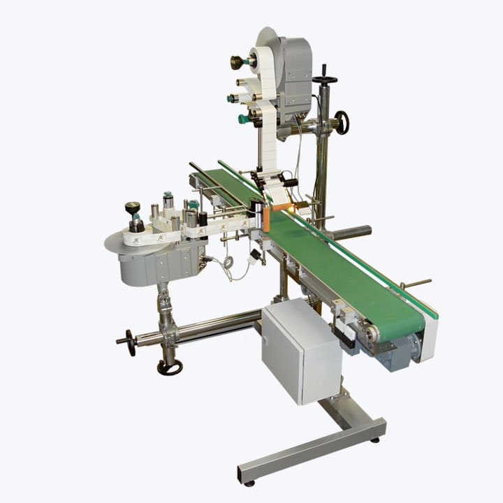 Автоматическая этикетировочная система Novexx с верхним и боковым аппликаторами для нанесения самоклеящихся этикеток.