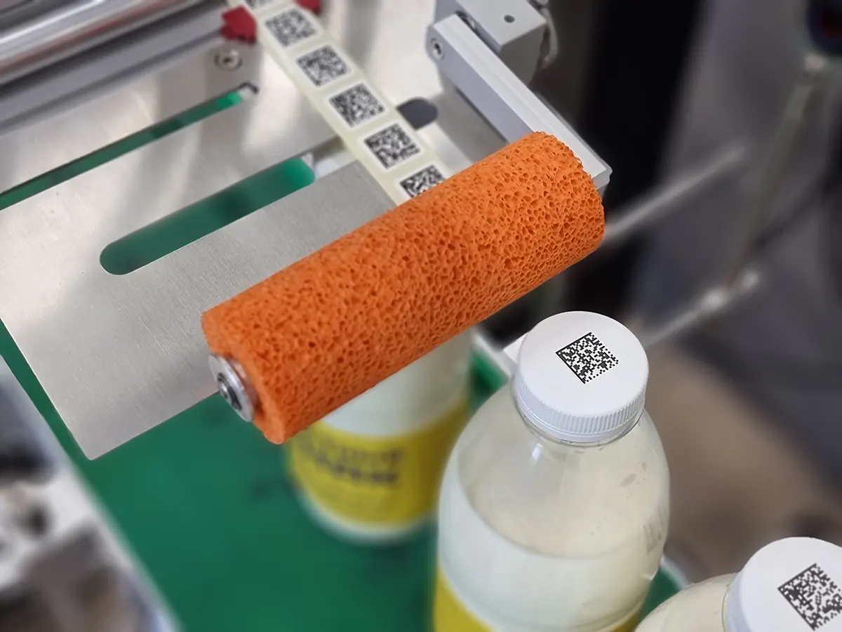 Нанесение этикетки с Data Matrix на крышку бутылки молока аппликатором Savema