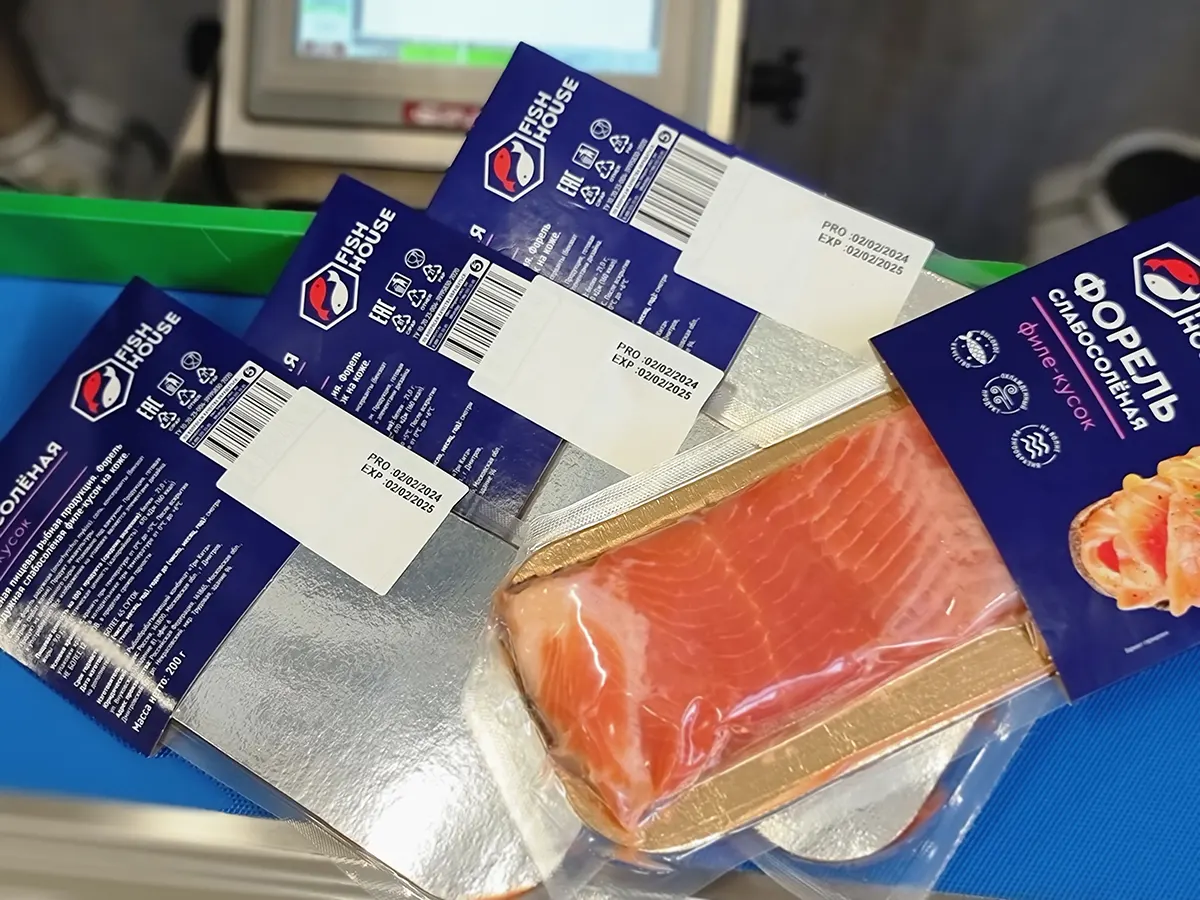 Этикетка с датой нанесена аппликатором Savema на упаковку рыбы