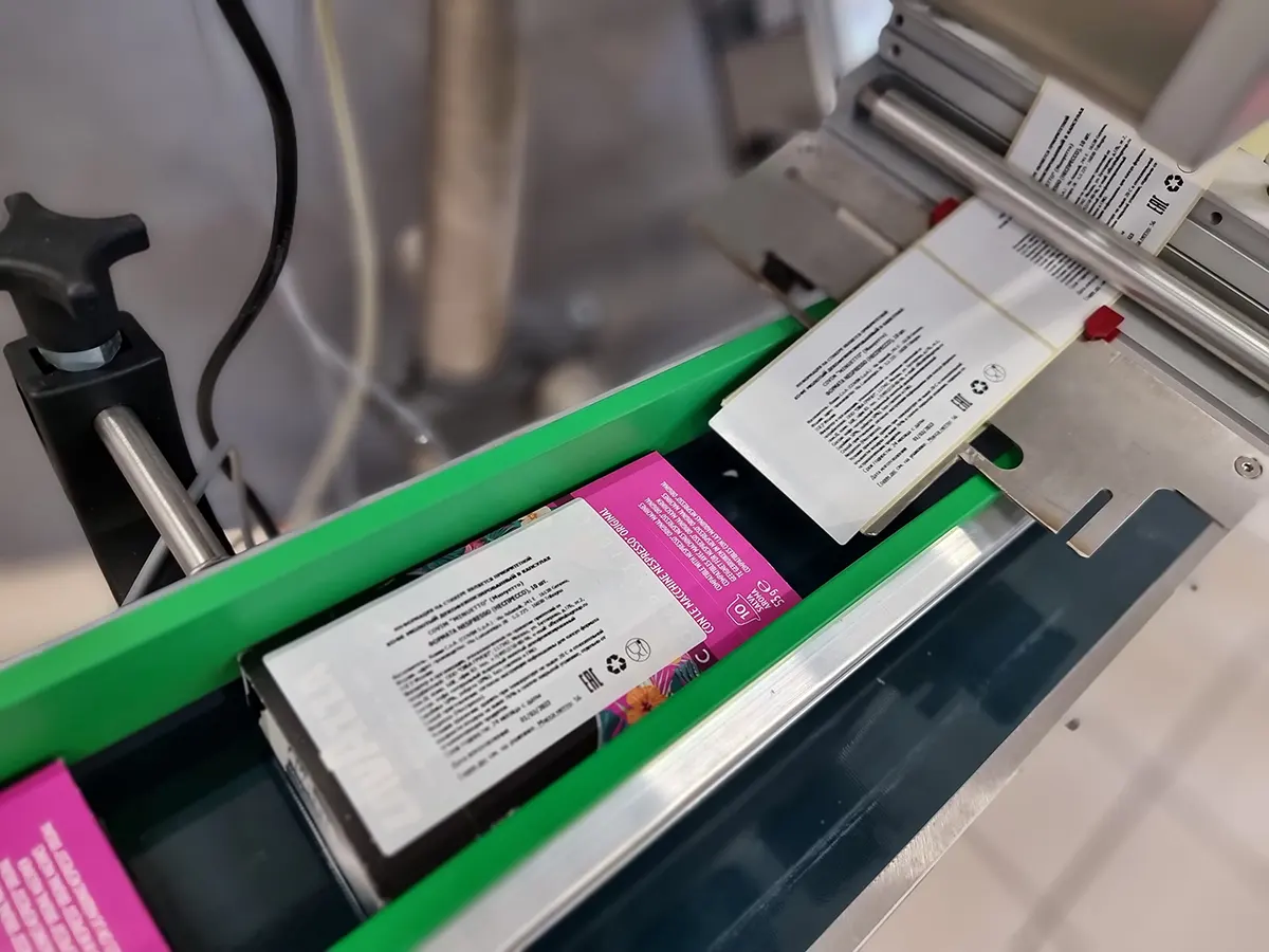 Аппликатор Savema наносит этикетку на коробочную упаковку