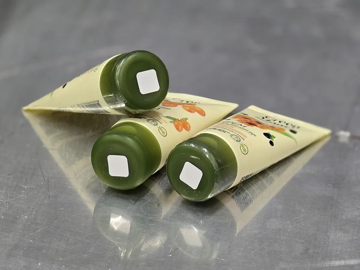 Этикетка нанесена на дно косметического тюбика аппликатором Savema