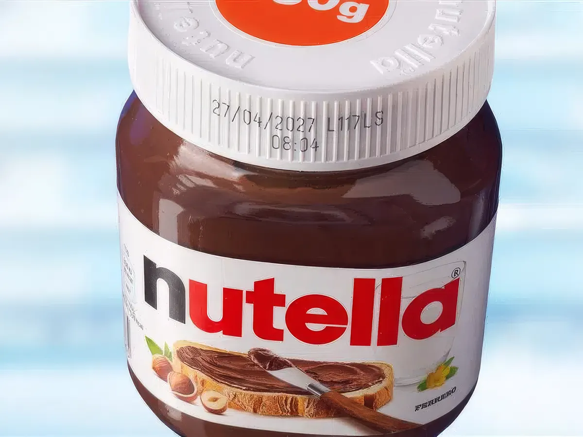 Лазерная маркировка срока годности на пластиковой крышке банки Nutella