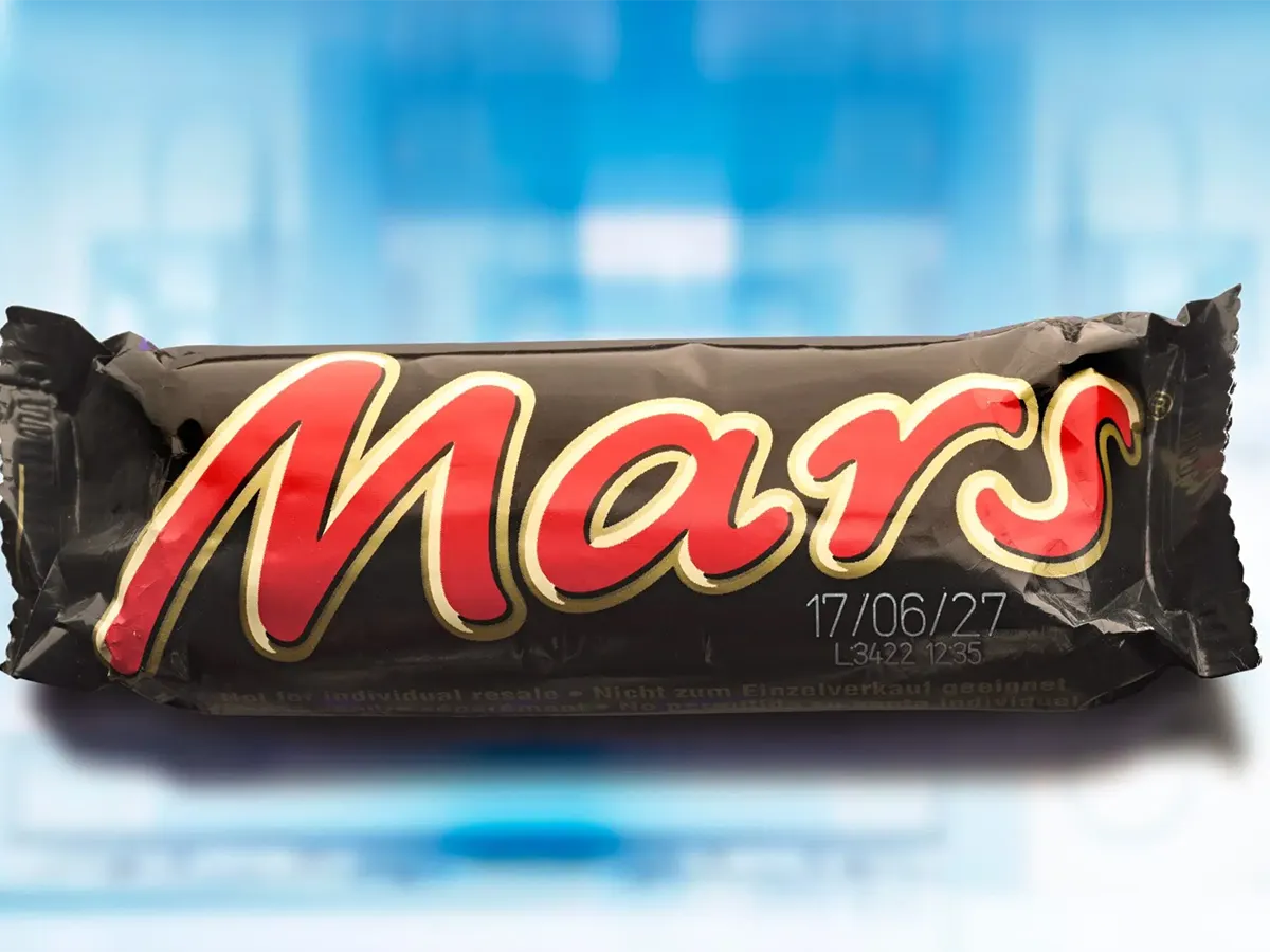 Лазерная маркировка срока годности на гибкой упаковке шоколадного батончика Mars