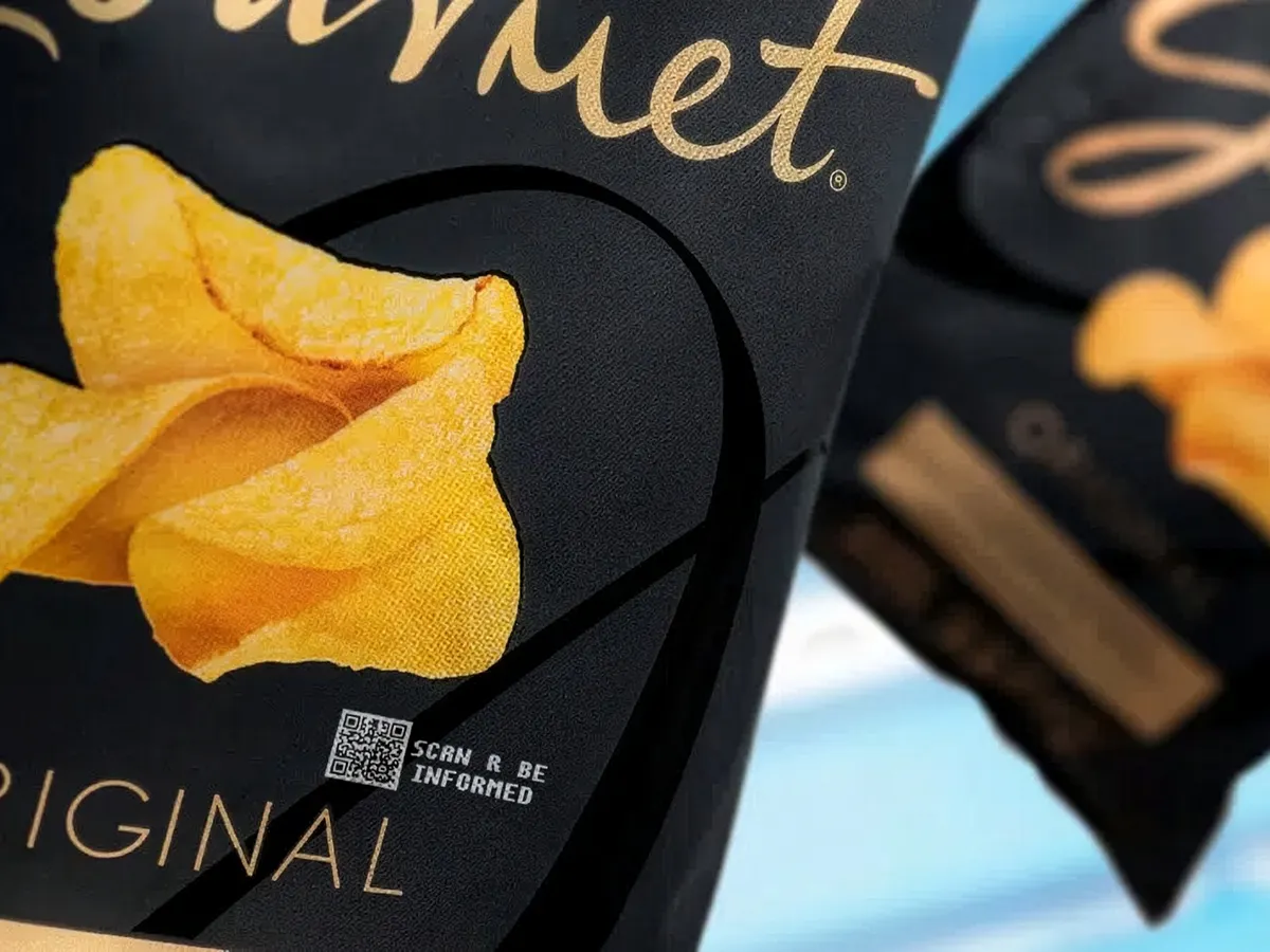 Лазерная маркировка QR-кода и текста на гибкой упаковке снеков