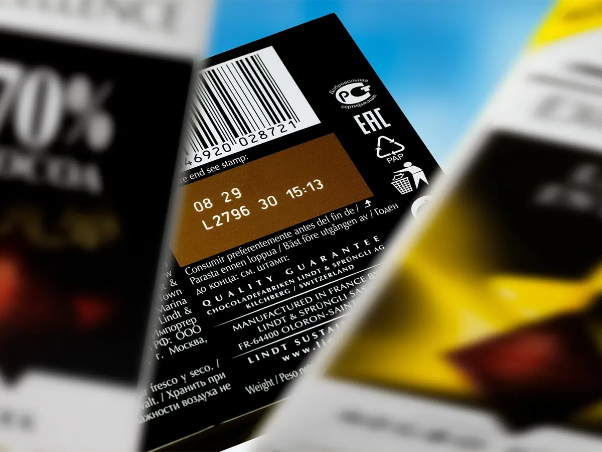 Лазерная маркировка даты и кода партии на картонной упаковке шоколада