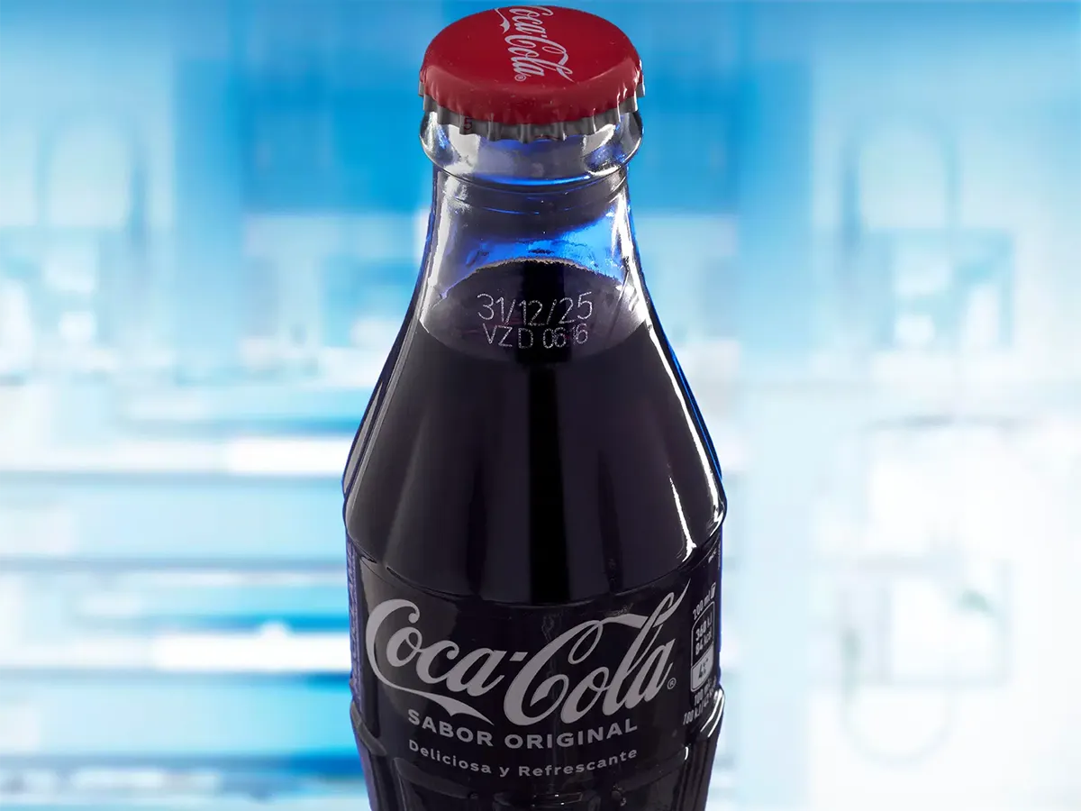 Лазерная маркировка даты на стеклянной бутылке напитка