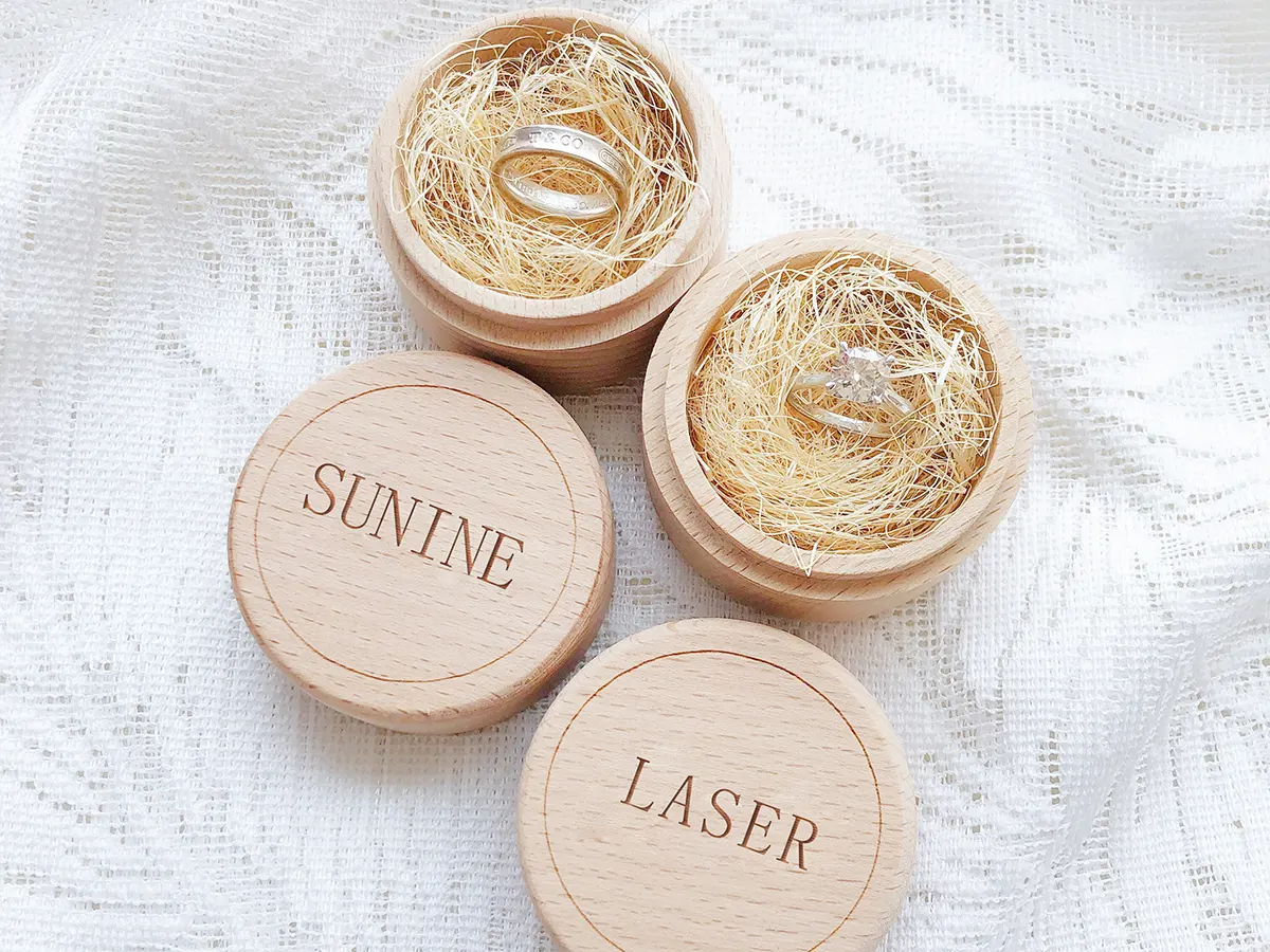 Гравировка логотипа Sunine на деревянной коробке с ювелирными изделиями — CO₂ лазерная маркировка