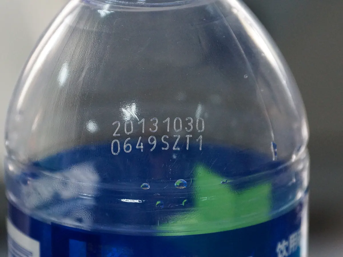 Маркировка даты производства и кода партии на пластиковой бутылке лазером Sunine CO₂