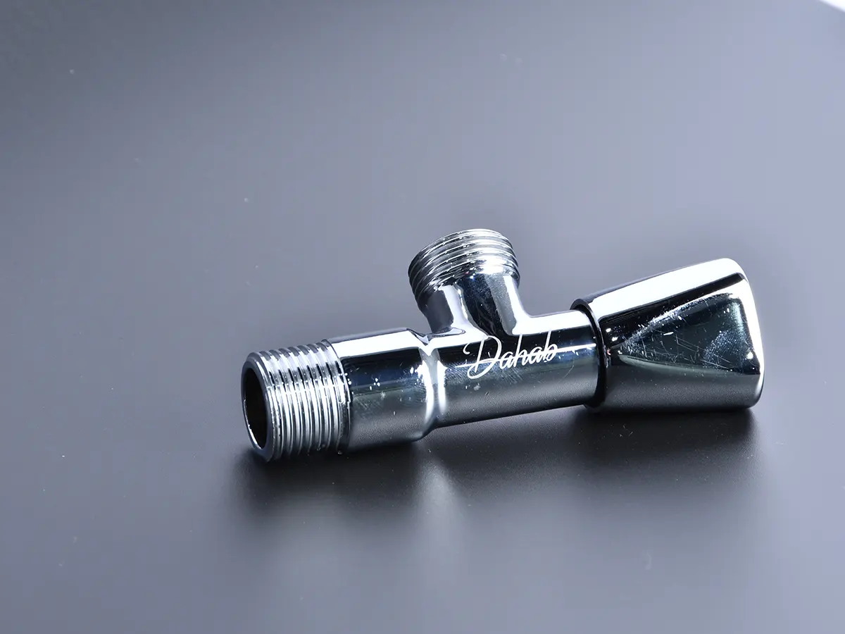 Волоконная лазерная гравировка логотипа и текста на хромированной металлической фитинговой детали