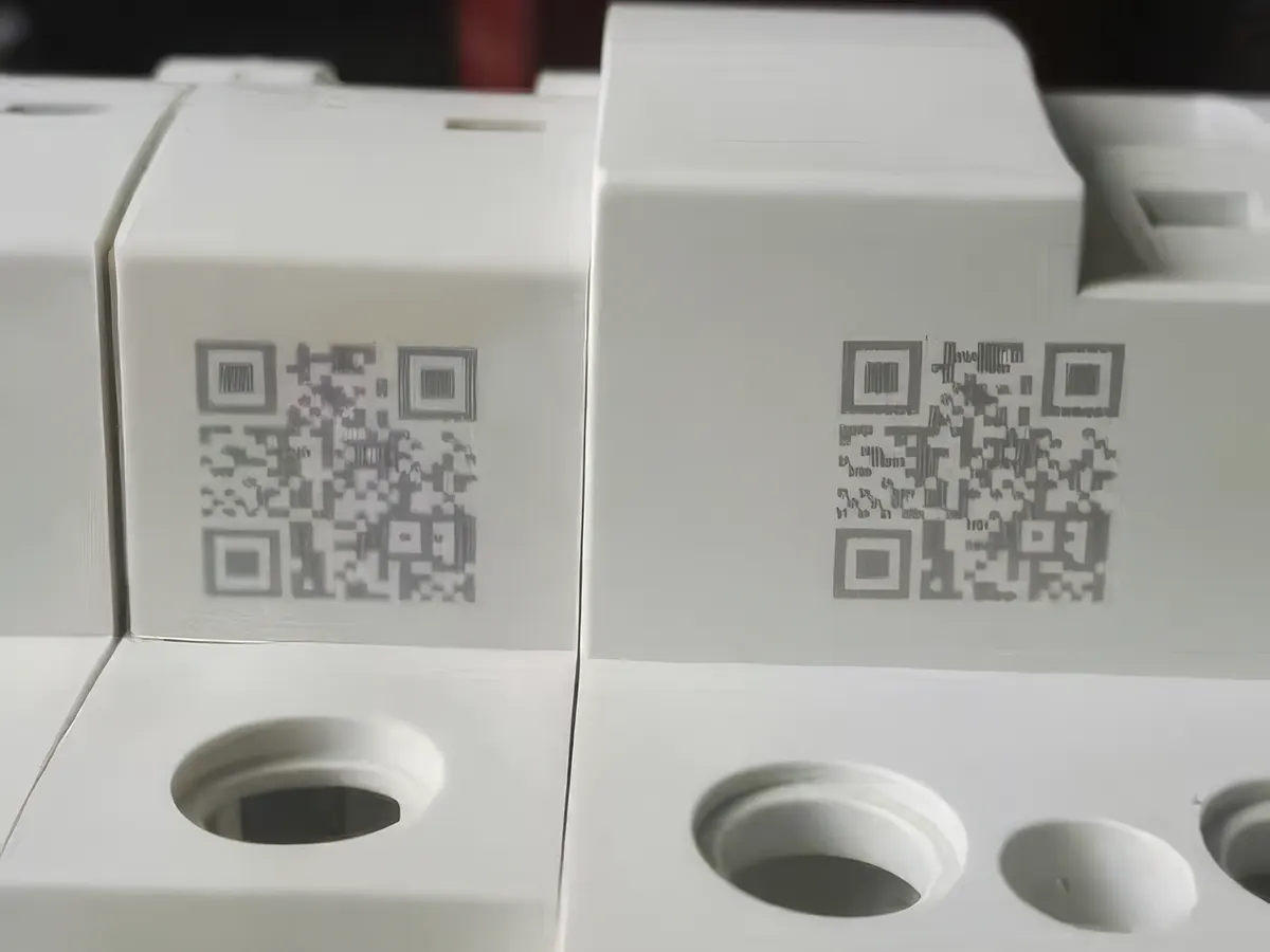 Контрастная маркировка QR-кодов на белом пластике ультрафиолетовым лазером Sunine UV K905