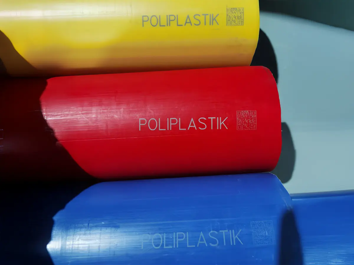 Маркировка логотипа и QR-кода на разноцветных пластиковых трубах ультрафиолетовым лазером Sunine UV K910