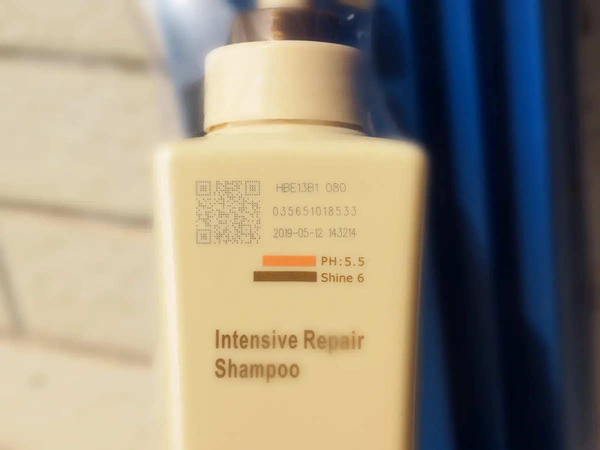 Лазерная маркировка QR-кода и текста на упаковке шампуня ультрафиолетовым лазером Sunine K915