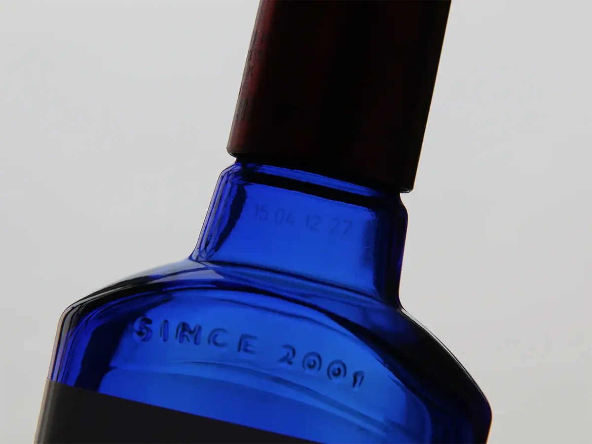 Маркировка даты и серийного номера на стеклянной бутылке — CO₂ лазер Welljets F1000 для пищевой и алкогольной промышленности