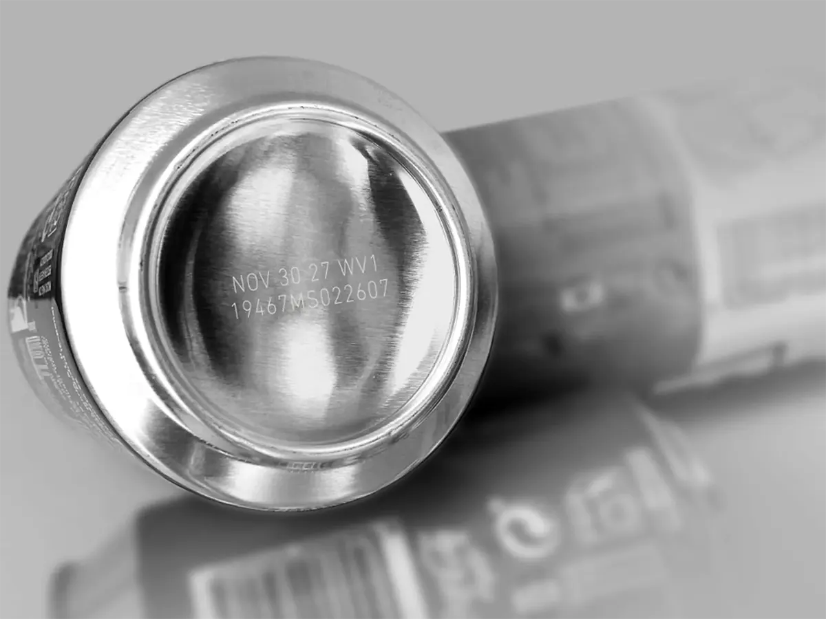 Лазерная маркировка даты и номера партии на алюминиевой банке — волоконный лазер Welljets F3000