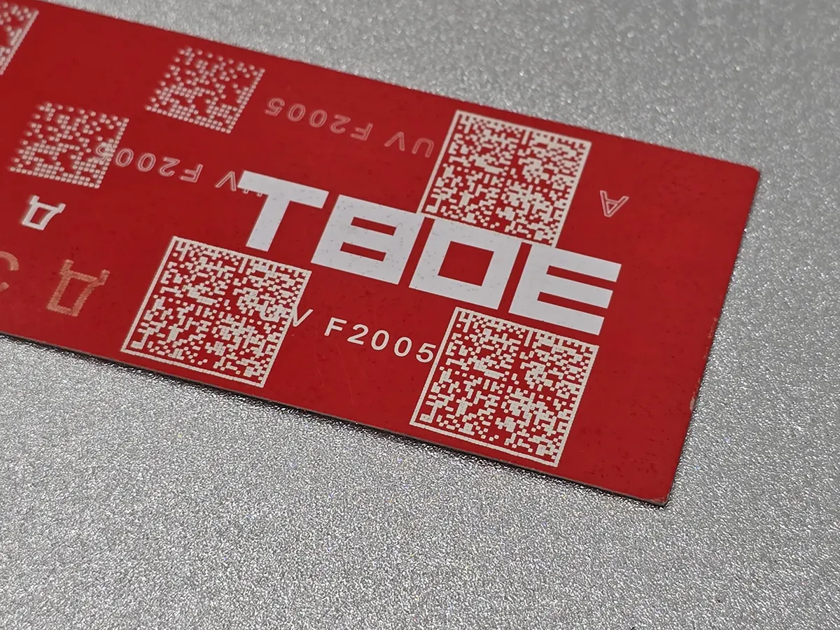 Контрастная маркировка DataMatrix-кодов и текста на красной пластиковой пластине ультрафиолетовым лазером Welljets F2005