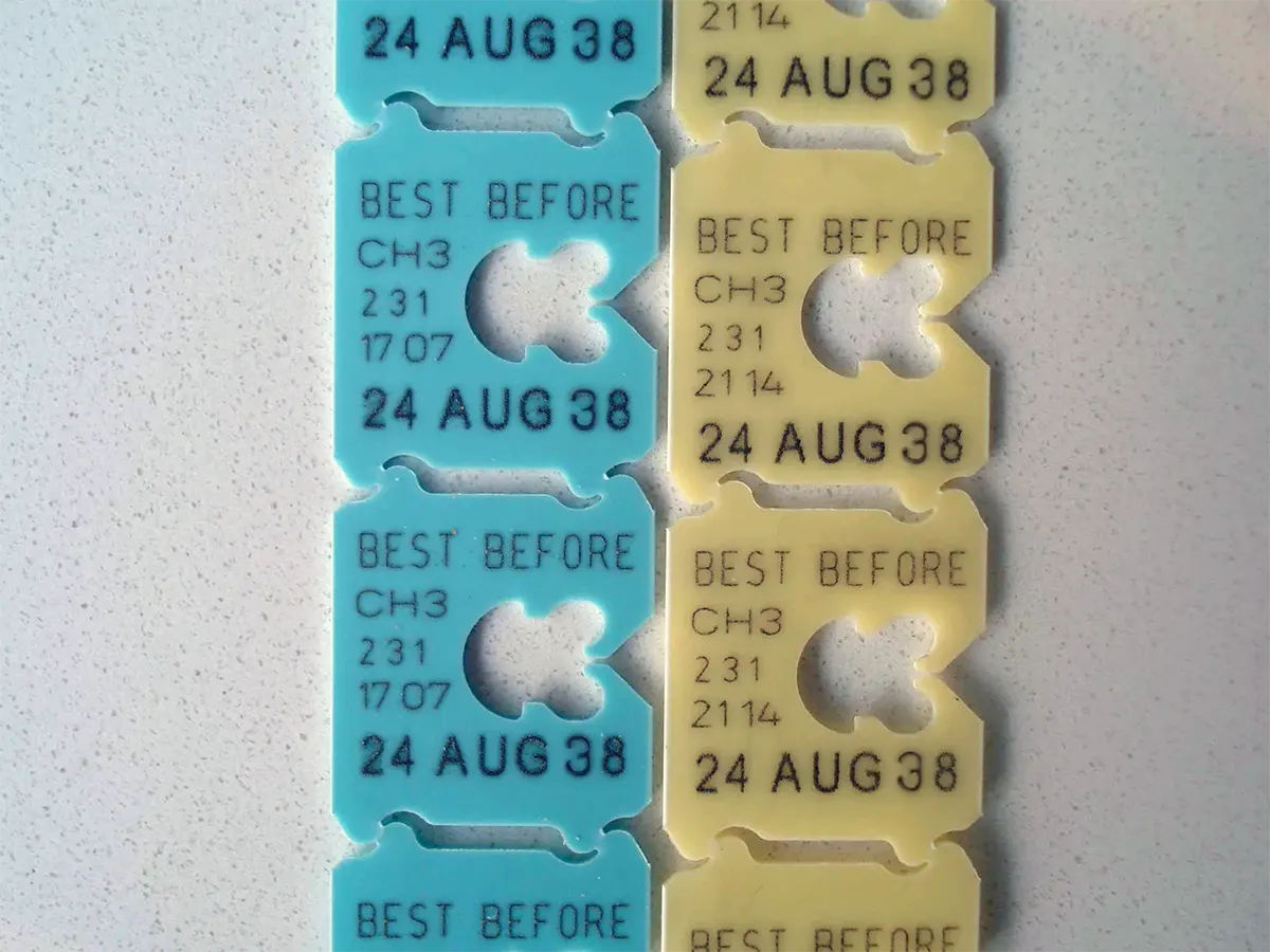 Лазерная маркировка срока годности и номера партии на пластиковых зажимах для упаковок — UV-лазер Welljets F2000